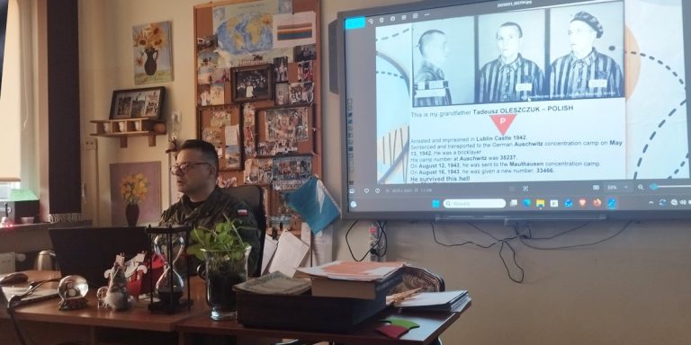 Ofiary i Sprawcy. Potomek osadzonego przybliżył historię obozów koncentracyjnych uczniom SP w Dziwnowie