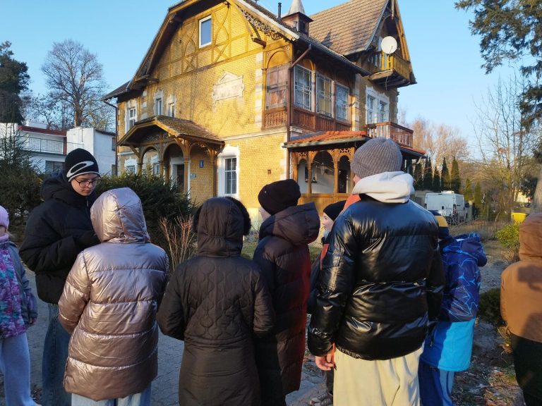 Historia zapisana w budynkach — Zimowe wyjście koła historycznego w Dziwnowie