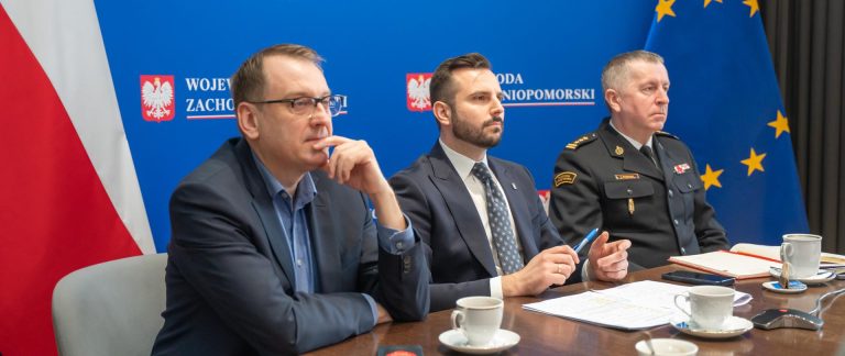 Wojew&oacute;dzki Sztab Kryzysowy, ogromne zapasy soli drogowej &mdash; region czeka na atak gołoledzi