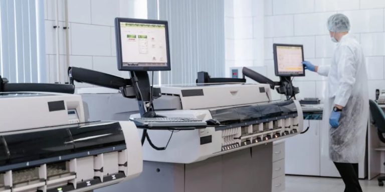 Laboratoria AI i STEM trafią do szk&oacute;ł w powiecie kamieńskim