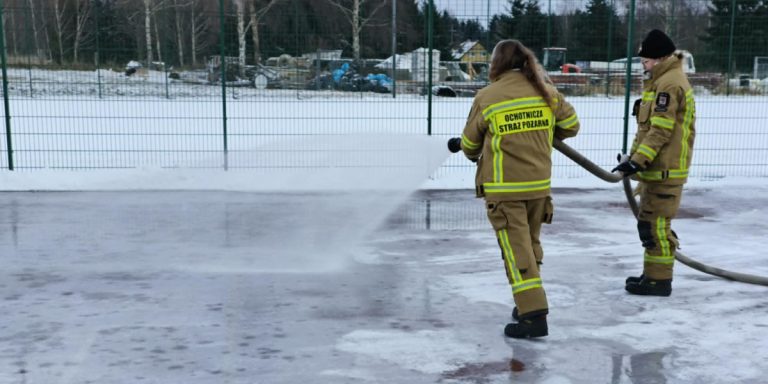 Strażacy z OSP Kołczewo przygotowali... lodowisko na Orliku!